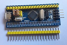 carte de développement compatible Arduino basée sur un STM32, des rangs de broches sont fournies, laissant choisir entre câbles mâles ou femelles selon les besoins.