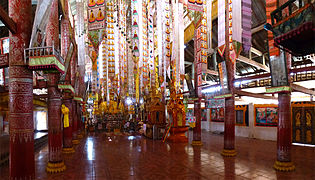 Bên trong chùa Wat Xieng Jai