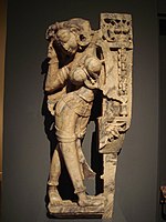 Escultura en mármole d'una yakshi cola típica posición sinuosa. Rayastán, c. 1450.