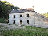 Le Moulin Blanc, sur la rive droite de l'Isole (en cours de restauration).