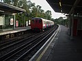 Treno della linea Metropolitan alla stazione di Ickenham