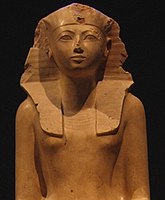 Жінка-фараон Хатшепсут, одягнена в немес