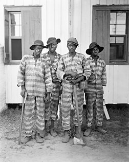 Les membres d'un chain gang dans le sud des États-Unis, entre 1900 et 1906. (définition réelle 7 402 × 9 252)