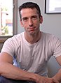 Dan Savage, scriptor Americanus, tuniculam gerit.