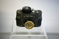 מצלמת מעקב מחופשת לכפתור במוזיאון השטאזי בברלין