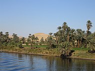 एक क्रूज़बोट से नील का मिस्र में लक्ज़र एवं आस्वान के बीच दृश्य