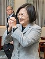 Tổng thống Đài Loan Thái Anh Văn đã sử dụng dụng cử chỉ nấm đấm trong lòng bàn tay để thay thế việc bắt tay
