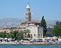O porto de Split, com o campanário da Catedral de São Dômnio, construída dentro do antigo Palácio de Diocleciano, ao fundo.