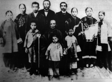 Sun Yat-sen with his family in 1901.