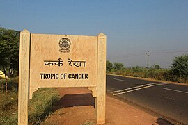 Znak koji označava Rakovu obratnicu u Madhya Pradeshu (Indija)