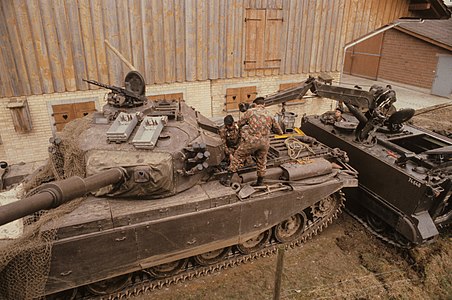 Char grue 63 utilisé pour travailler sur le moteur d'un char Centurion lors d'un exercice du Corps d'armée 4 en 1979.
