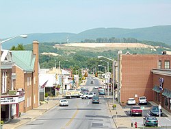 Pusat kota Waynesboro yang menunjukkan jalan utama.