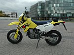 Modèle de 2006 de la SUZUKI DR-Z400SM.