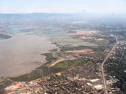 Flygfoto över East Palo Alto, i riktning sydöst mot Mountain View, Kalifornien.