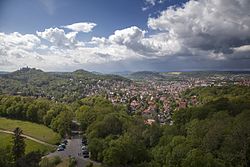 Pogled na Eisenach z gradom Wartburg na levi