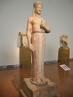 フラシクレイアのコレー像（英語版）、紀元前550年頃。アテネ国立考古学博物館