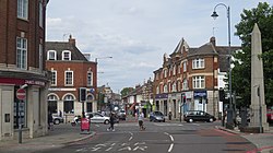 East Sheen központja. (A kép jobb oldalán) Mortlake és East Sheen háborús emlékműve (2017)