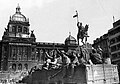 Czerwonoarmiści przejeżdżają triumfalnie przez zdobytą Pragę (9 maja 1945 roku)