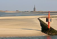 Blick auf die Insel bei der Schiffsankunft am Westanleger, mit Westturm