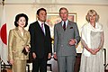麻生太郎首相和夫人麻生千賀子、英國王儲查爾斯王子和卡蜜拉公爵夫人伉儷於東京合影（2008年10月29日）