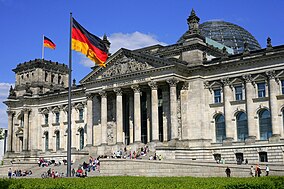 Das Reichstagsgebäude mit der Flagge der Einheit