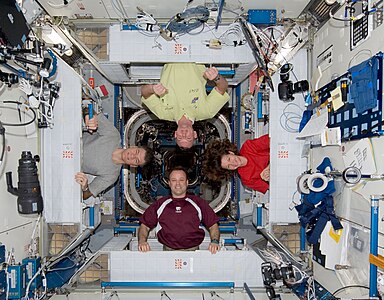 L'intérieur du module Harmony, occupé par des astronautes.