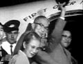 1956年10月7日鳩山一郎首相偕夫人鳩山薰從羽田機場出發前往莫斯科簽署日蘇聯合聲明。