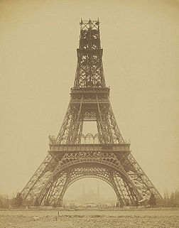 La tour Eiffel, photographiée par Louis-Émile Durandelle lors de sa construction en novembre 1888. (définition réelle 3 277 × 4 169)