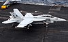Многоцелевой истребитель-бомбардировщик F/A-18E/F «Супер-Хорнет» в момент касания палубы Авианосец № 69 «Эйзенхауэр»
