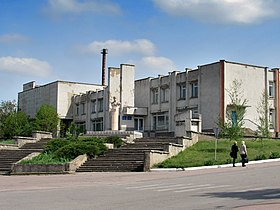 Kulttuuritalo ja sen edustan Taras Ševtšenkon patsas.