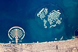 Един от Палмовите острови Джумейра (Дубай) и архипелагът „Светът“
