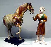 唐墓副葬品 (Tang dynasty tomb figures) の唐三彩、唐代(617-907)。馬と馬丁