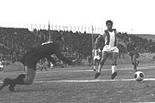 דני בורסוק מבקיע במדי הפועל תל אביב במשחק ידידות נגד סלובן ברטיסלאבה, 3 בפברואר 1965