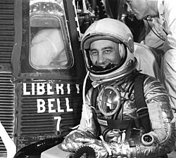 L'astronaute Virgil « Gus » Grissom près de sa capsule spatiale Liberty Bell 7