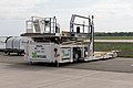 産業車両の一例、空港で旅客機への荷物の積み下ろしに使われるハイリフトローダー