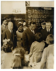 Jacques Foccart (a sinistra), Hubert Maga (al centro, Presidente della Repubblica del Dahomey) e Guy Chavanne (a destra)