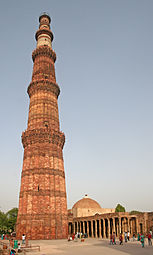 Alminar de Qutab Minar (Torre de la Victoria), en el Complejo de Qutb (Delhi).