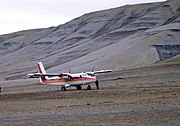 Un avió de subministrament a l'illa.