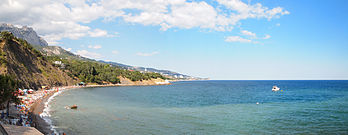 La côte criméenne et la mer Noire, à Aloupka. (définition réelle 6 330 × 2 449)