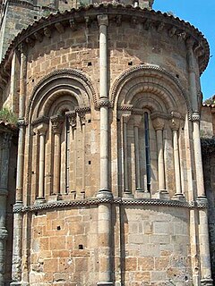 Columnes adossades, finestres arquivoltades, frisos escacats i mènsules a l'absis. Col·legiata de Santillana del Mar (Cantàbria)