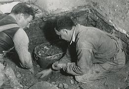 Loheskatten graves fram av bygningsarbeiderne Westerberg og Karlsson.