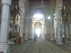 إحدى أركان المسجد المؤدية إلى أحد أبوابه.