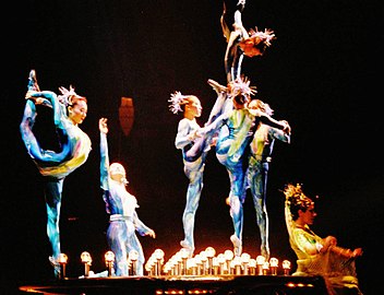 Сцена из модерног циркуса.