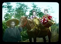 Japonský kůň nese dvě ženy
