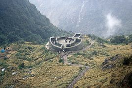 Camino en las ruinas Runkuraqay en la región de Cuzco, Perú.