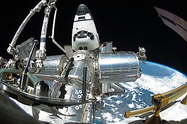 2011: Space Shuttle Endeavour, angedockt an die ISS während der Mission STS-134