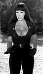 Tura Satana i den kultförklarade Faster, Pussycat! Kill! Kill! från 1966.