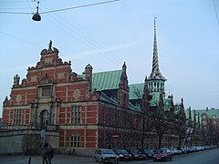 Børsen i København er opført i begyndelsen af 1600-tallet i gule sandsten og røde mursten i nederlandsk renæssance.