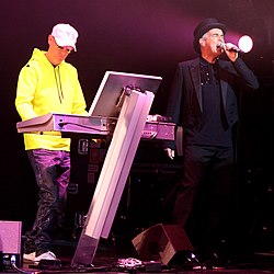 Chris Lowe (balra) Neil Tennanttel egy bostoni Pet Shop Boys-koncerten, 2006-ban