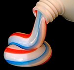 Eine Zahnpasta mit roten, blauen und weißen Streifen